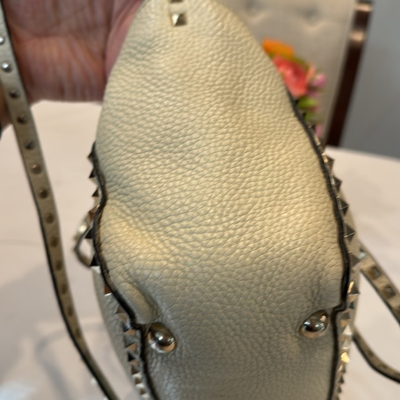 Authentic Valentino Garavani Rockstud pebbled leather bag - Picture 6 of 16